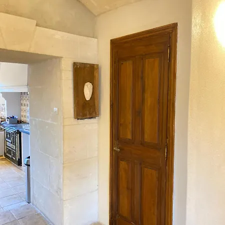 Authentique Mazet Et Sa Fontaine En Provence フォンヴィエイユ